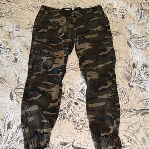 EUC Men’s Aeropostale Olive Camouflage Joggers